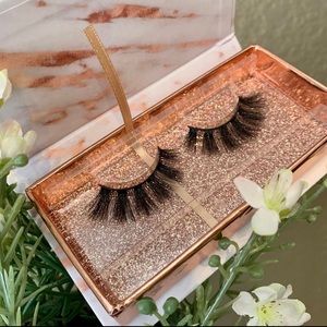 STRIP EYELASHES